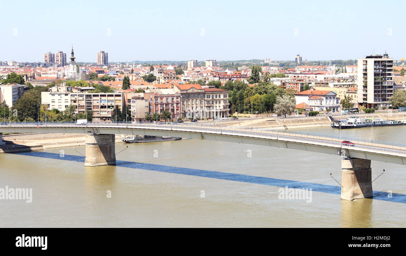 Vista della città serba di Novi Sad e il ponte sul fiume Danubio dalla rocca Petrovardin Foto Stock