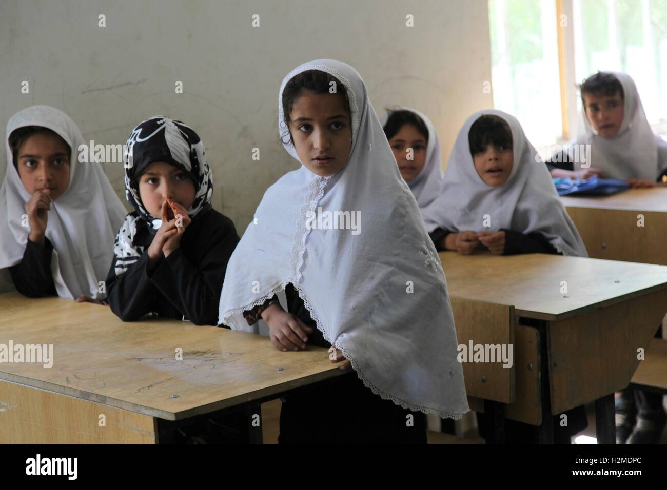 Scuola di afghani i bambini nelle loro classi 27 maggio 2014 nel villaggio di Abdibay, Parwan provincia, Afghanistan. Foto Stock