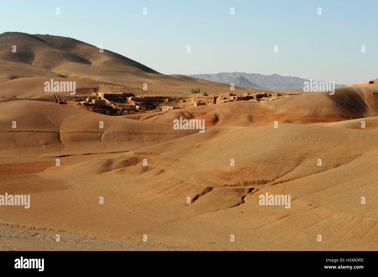 Un remoto deserto afghano Village si trova tra le dune di sabbia vicino a Camp Arena Novembre 30, 2008 di Herat, Afghanistan. Foto Stock