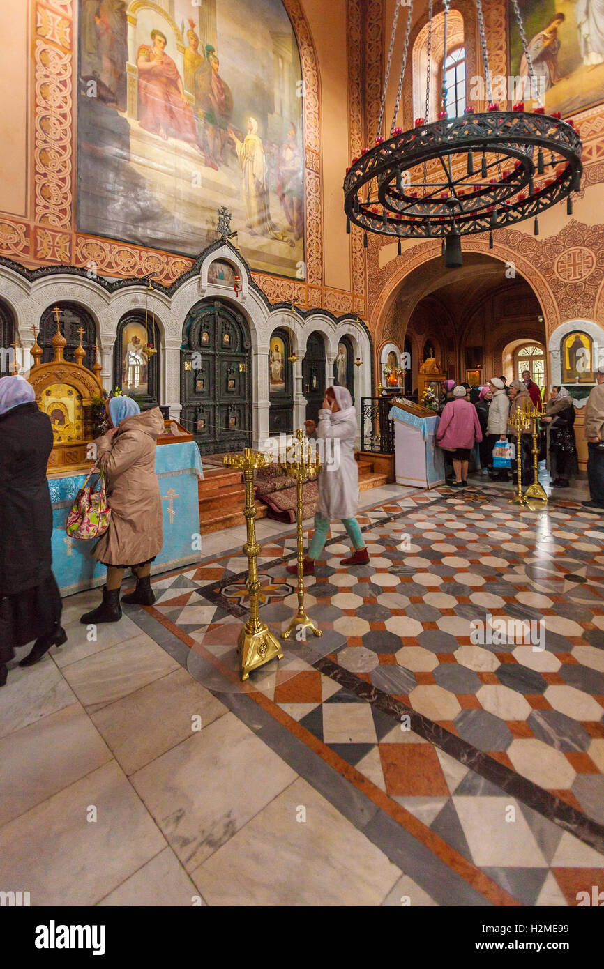 Gerusalemme, Israele - 16 febbraio 2013: i cristiani pregano all'interno di Maria Maddalena Convento sul Monte degli Ulivi Foto Stock