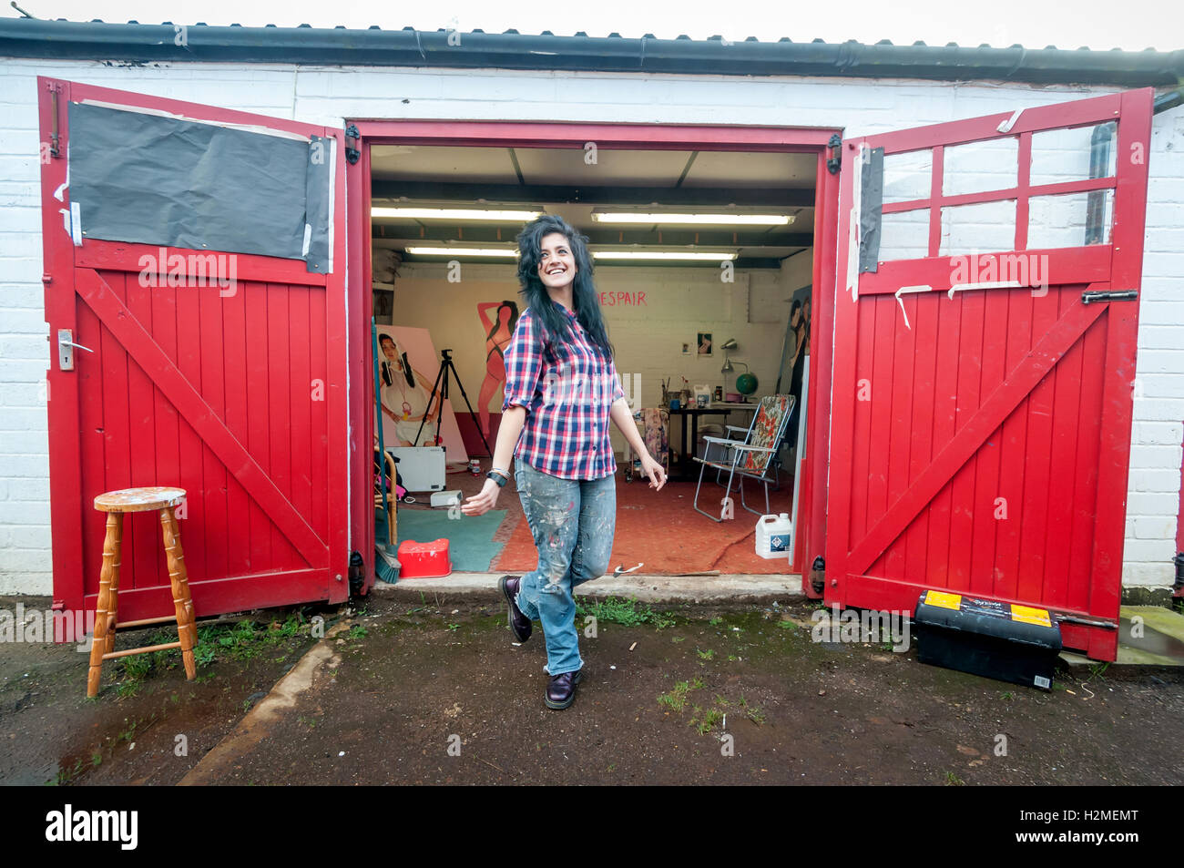 Artista Sarah Maple presso il suo studio in Tilgate Crawley Foto Stock