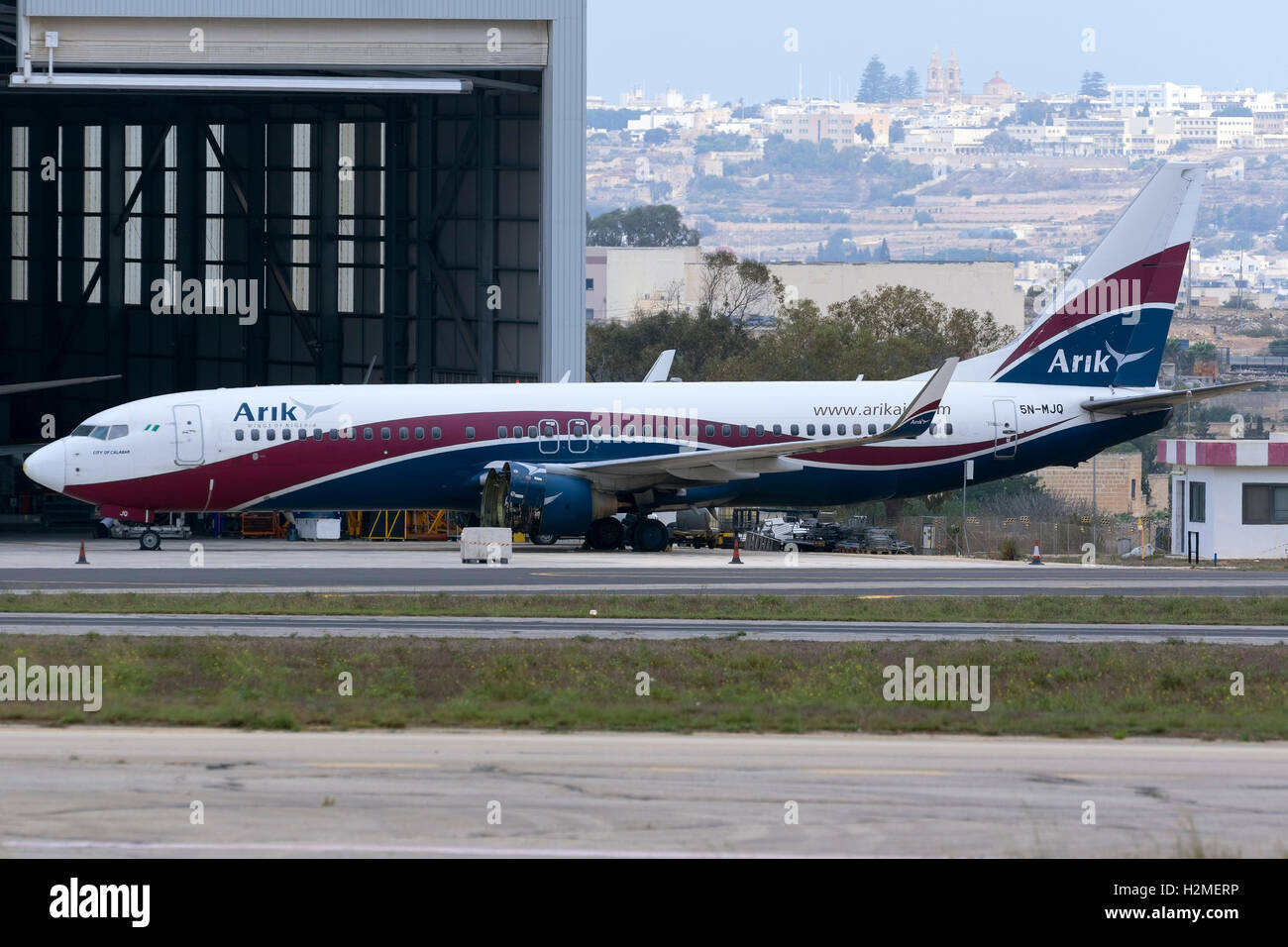 Arik Air (della Nigeria) Boeing 737-76N [5N-MJQ] di essere serviti a Lufthansa Technik Malta, con il no.1 motore rimosso. Foto Stock