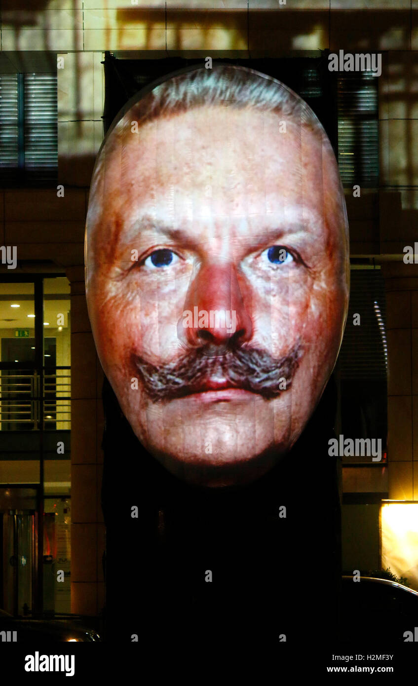 Ein Portrait von Kaiser Wilhelm II im Rahmen einer von Installazione " Berlin leuchtet' am Leipziger Platz, 29. Settembre 2016, essere Foto Stock