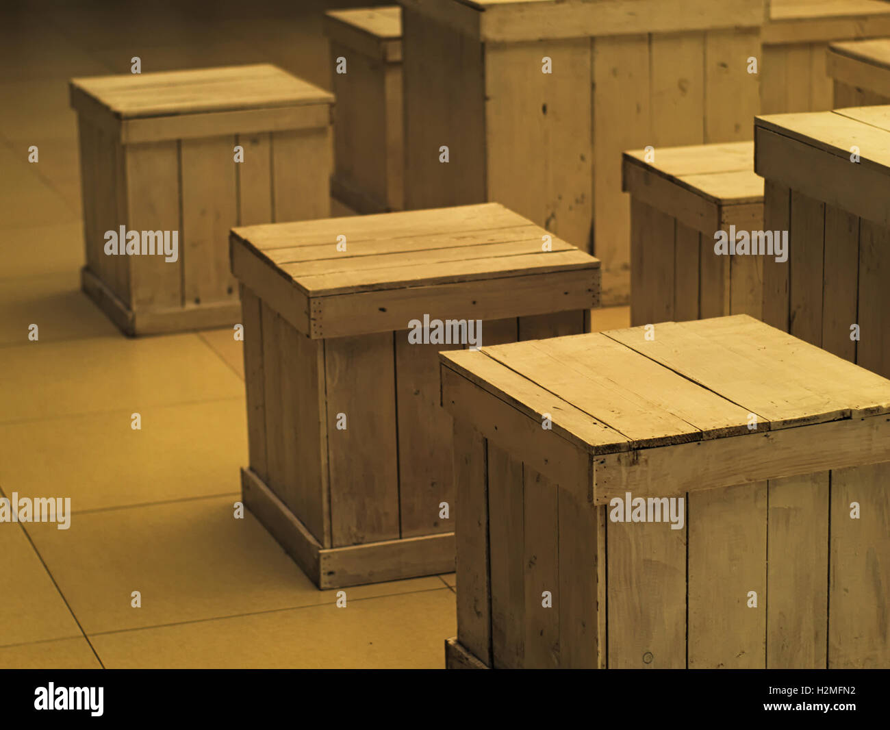 Tavoli e sedie di legno fatto di casse sul pavimento in ceramica Foto Stock