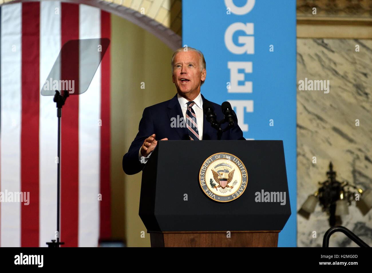 Vice presidente Joe Biden è accolto sul palcoscenico durante la registrazione degli elettori Rally presso Drexel University di Philadelphia, Pennsylvania. Foto Stock