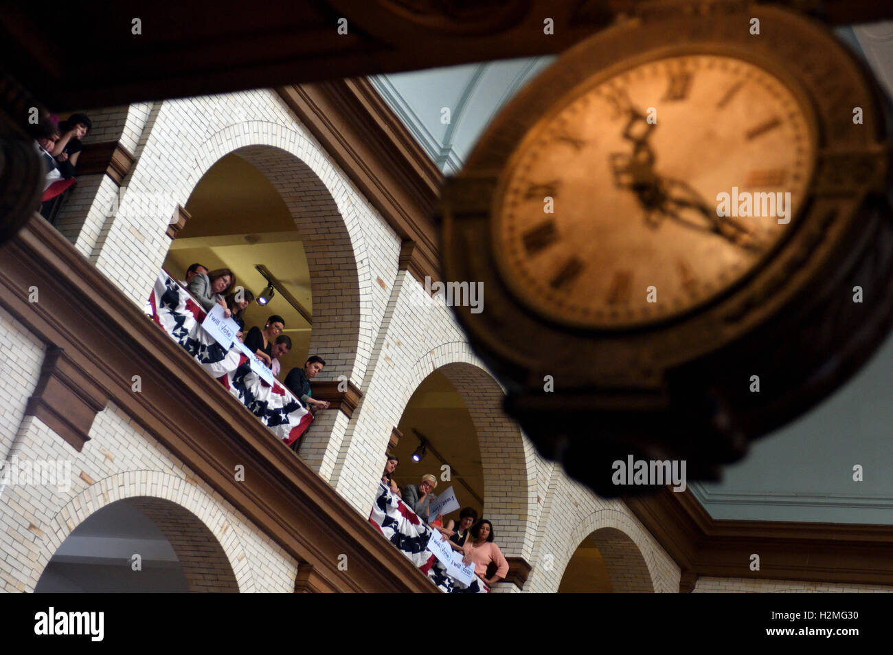 Gli studenti, gli elettori assistere ad una registrazione degli elettori nel Rally di sostegno della Clinton/Kaine di biglietto, con vie presidente Joe Biden, a Drex Foto Stock