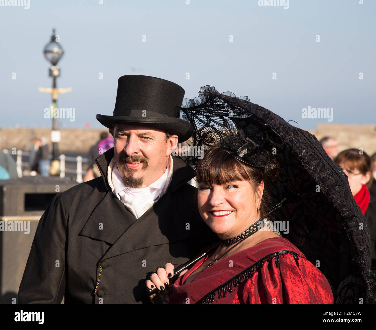 Un uomo e una donna vestita come Goti su Whitby goth weekend Foto Stock