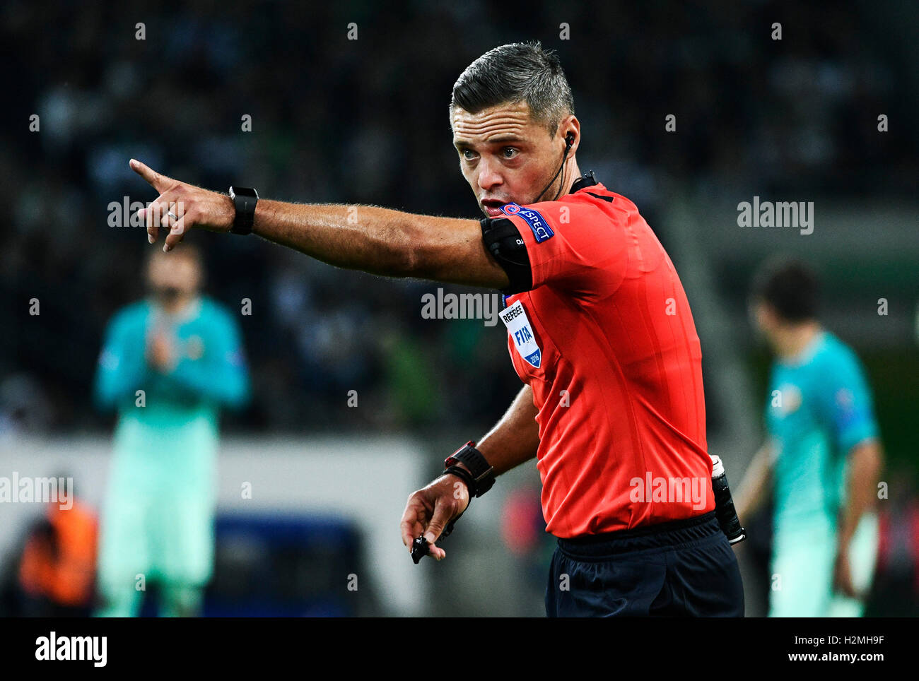 Il Borussia Park Mšnchengladbach, Germania 28.9.2016, Champions League 2016/17 group stage match day 2, Borussia Mšnchengladbach (Moenchengladbach, Gladbach) vs FC Barcellona ---- Damir Skomina (Slowenien) Foto Stock