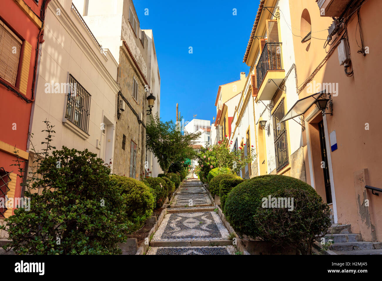 Stretta strada di ciottoli in una vecchia città spagnola. Foto Stock