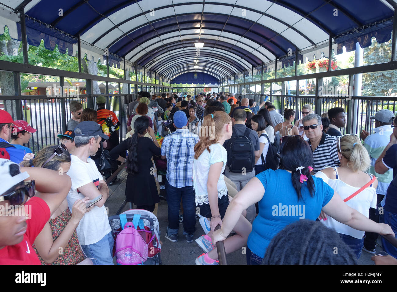 Persone in attesa per il terminal dei traghetti centro di Toronto island folla di occupato Foto Stock