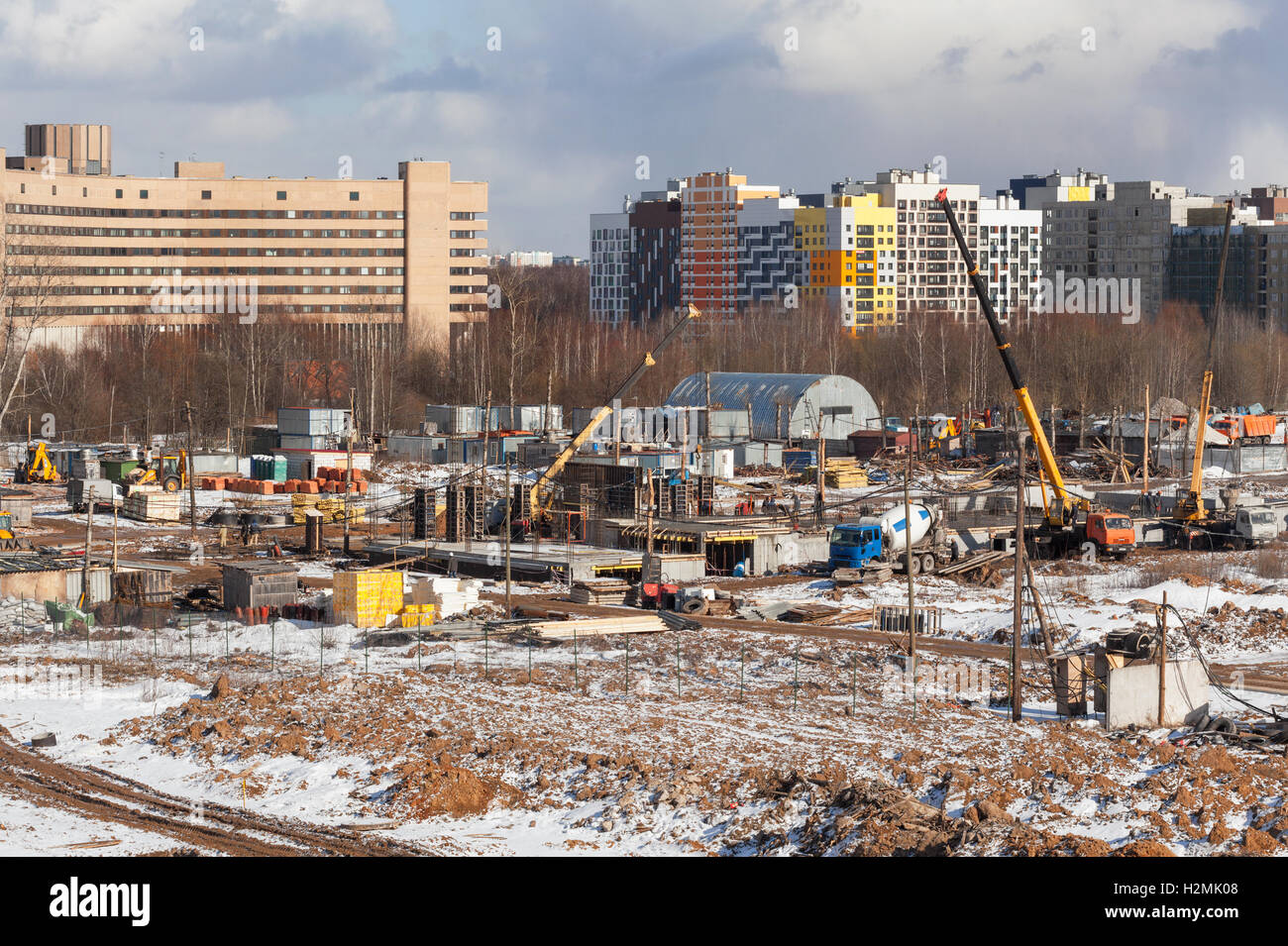 Il cantiere per la costruzione del futuro Appartamento casa in inverno contro lo sfondo di edifici moderni Foto Stock