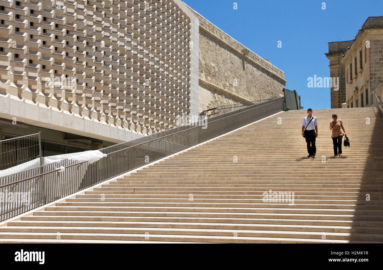 Passi adiacente alla porta della città (5a) di gate, Valletta, Malta. Costruito 2011-14. Progettato da Renzo Piano.Il Parlamento europeo edificio sulla sinistra. Foto Stock