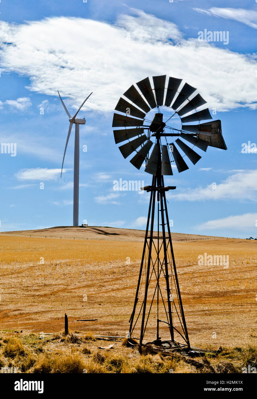Vecchio mulino a vento e moderna turbina eolica presso il bluff per centrali eoliche di gamma vicino a Jamestown, Sud Australia Foto Stock