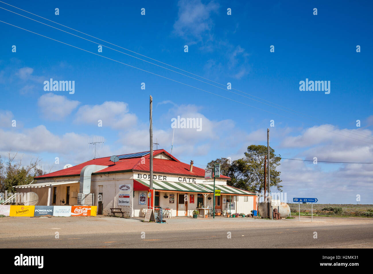 Il South Australia, il nord-est del distretto pastorale, Border Gate Hotel a Cockburn, barriera autostrada sulla SA-confine NSW Foto Stock