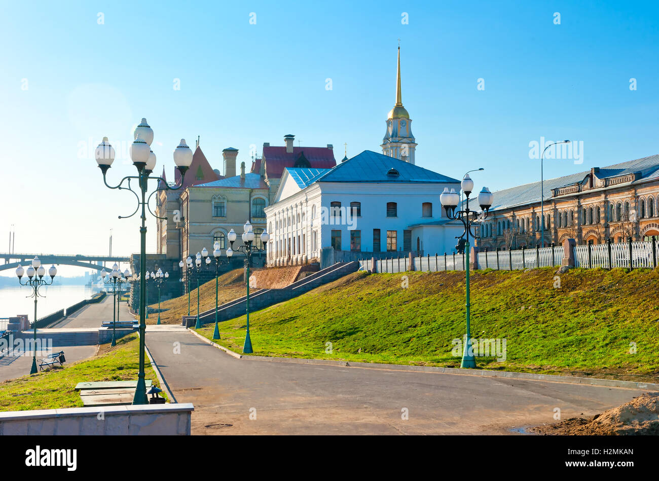 Passeggiata mattutina giorno di estate in città di Rybinsk, Russia Foto Stock