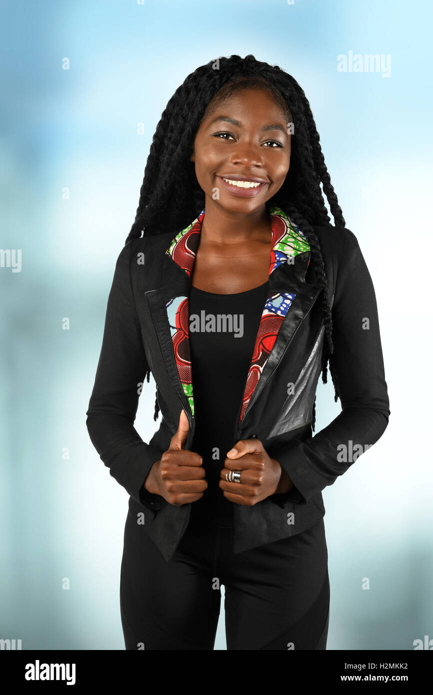 Giovane americano africano imprenditrice sorridente all'interno di ambienti di ufficio Foto Stock