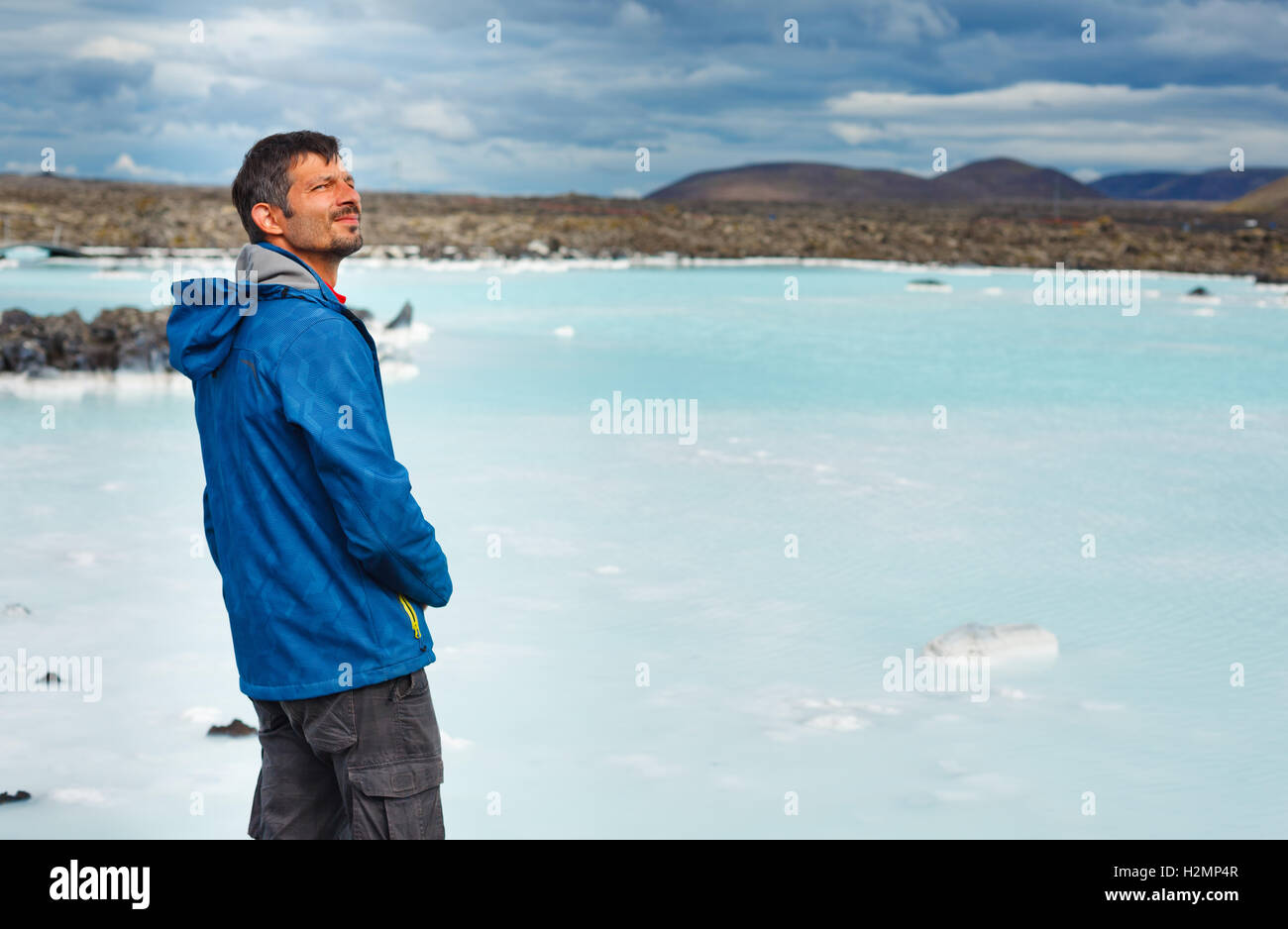 L uomo nella laguna blu bagno geotermico. Foto Stock