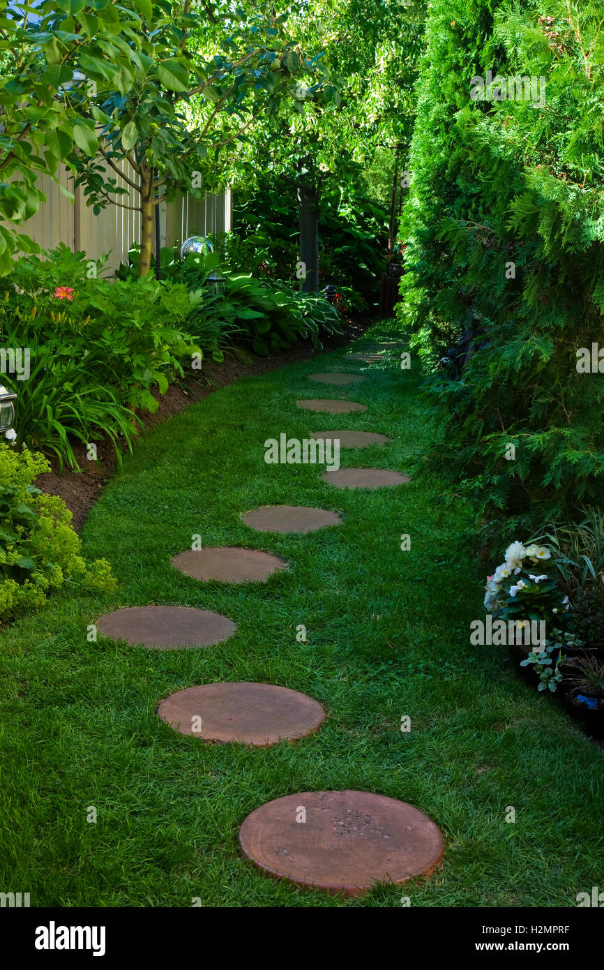 Giardino ombreggiato sentiero Foto Stock