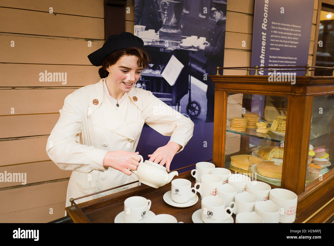 Rinfreschi lady versando una tazza di tè per mostrare come i rinfreschi erano serviti ai passeggeri ferroviari durante l'età del vapore Foto Stock