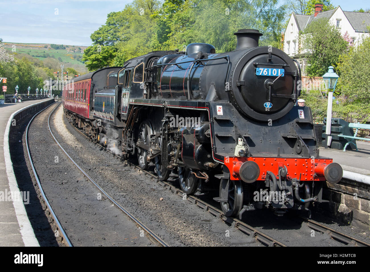 76079 posa come 76101 per il Gala scozzese sul NYMR a Grosmont.Maggio 2016 Foto Stock