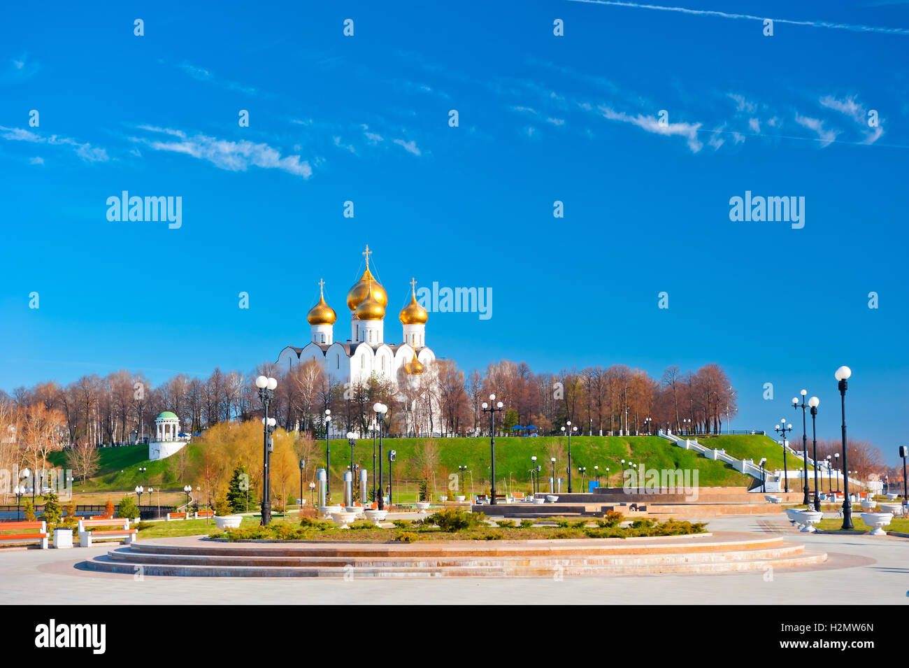 Bellissima chiesa ortodossa su una collina nel Parco Yaroslavl Foto Stock