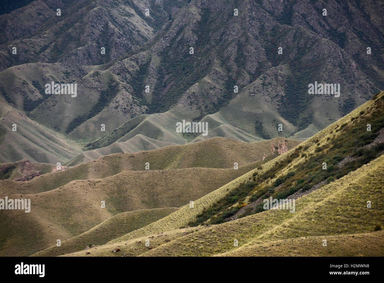 Hoodoos e muso di scimmia a Sopka Sarytau monti ad est di Assy altopiano Turgen Kazakistan Foto Stock