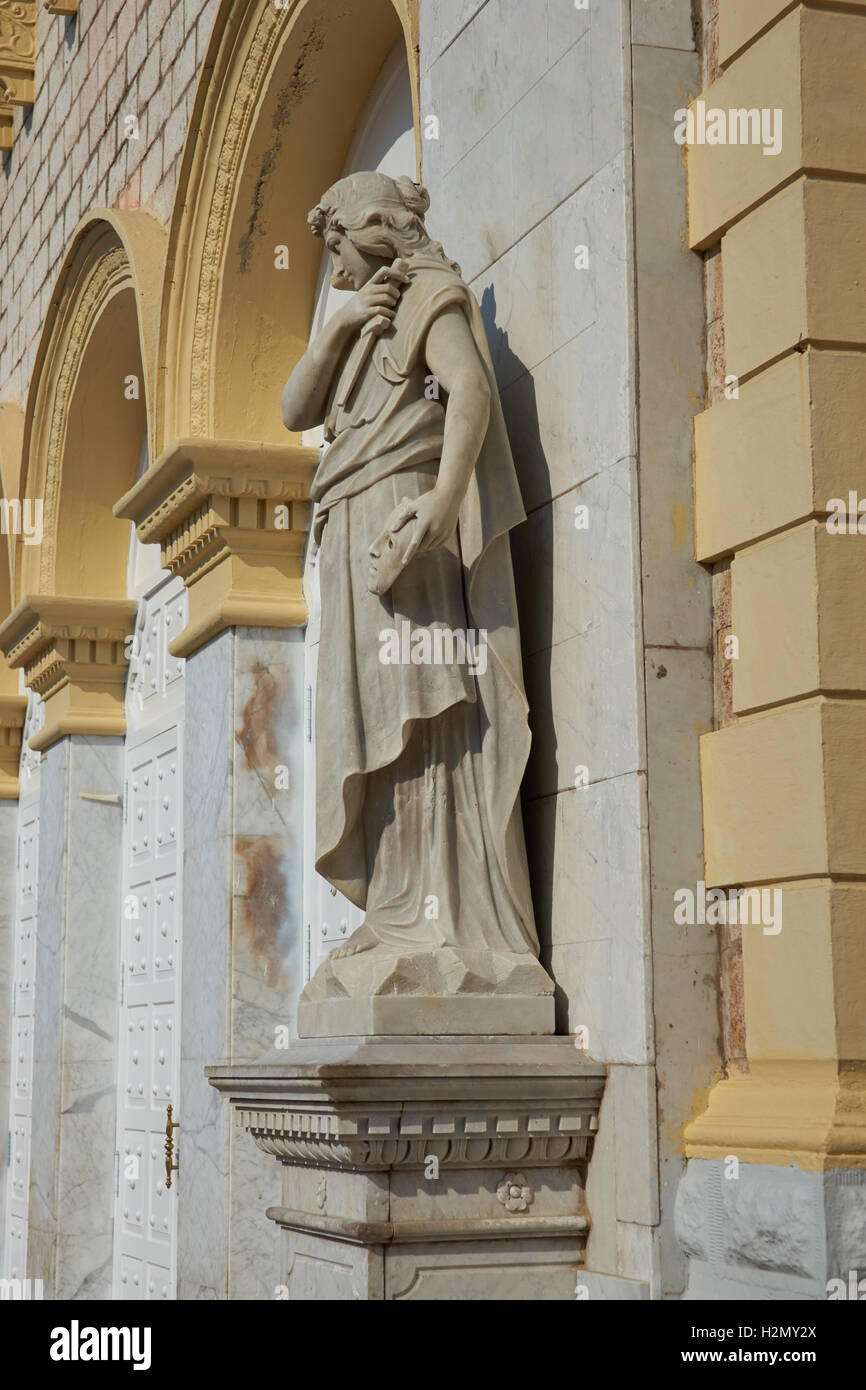 Statua in marmo che ornano la facciata dello storico Teatro de Heredia in spagnolo città coloniale di Cartagena de Indias, Colombia. Foto Stock