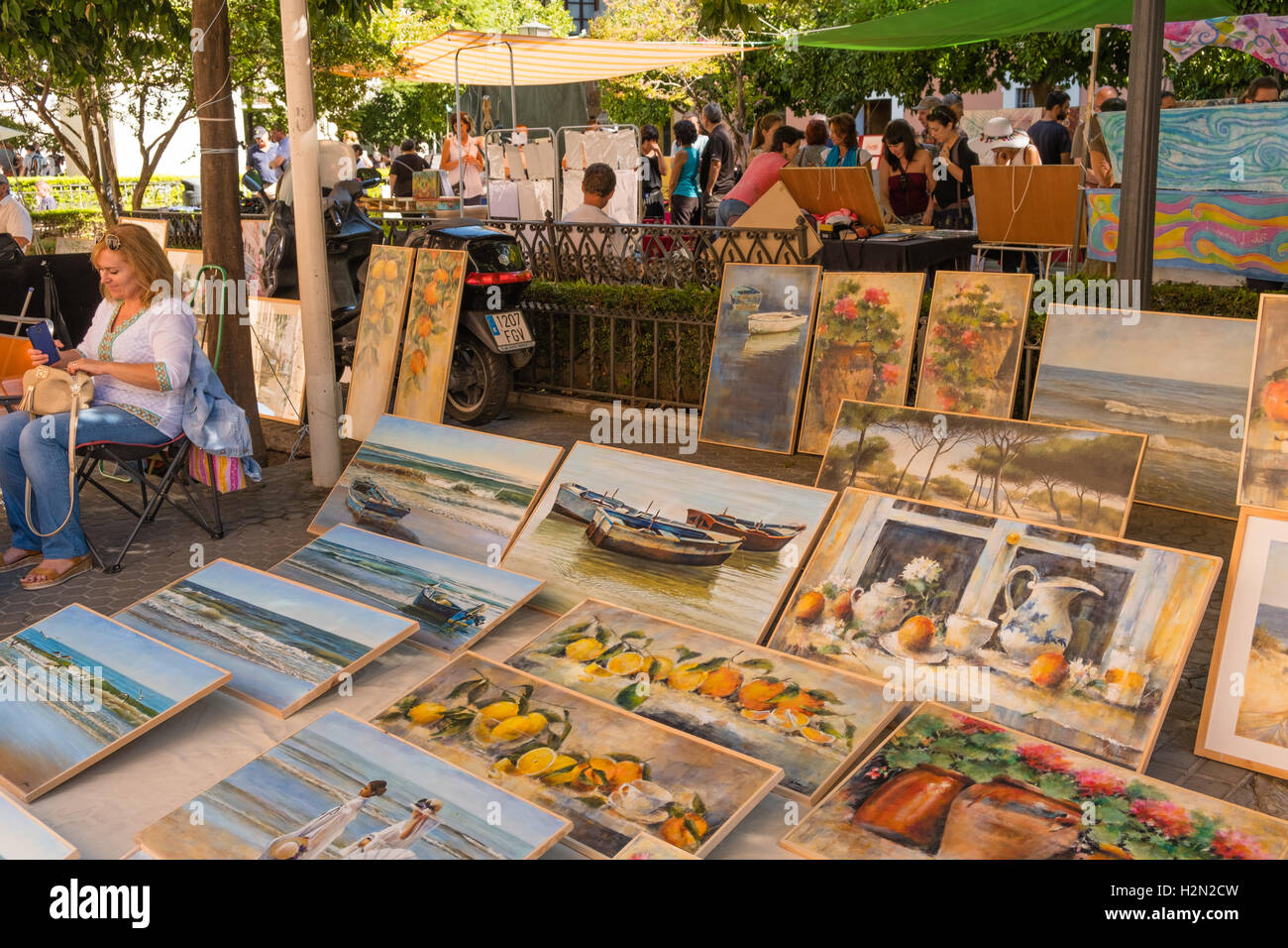 Mercato la vendita di oggetti d'arte, dipinti, fotografie, ventole, piastrelle decorative etc. Foto Stock