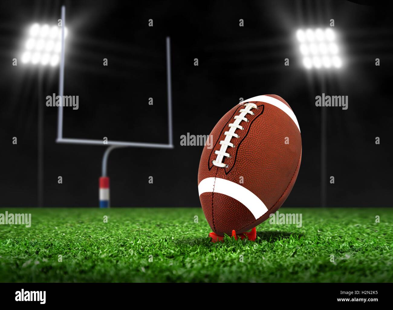 Sfera di calcio in erba sotto i faretti Foto Stock