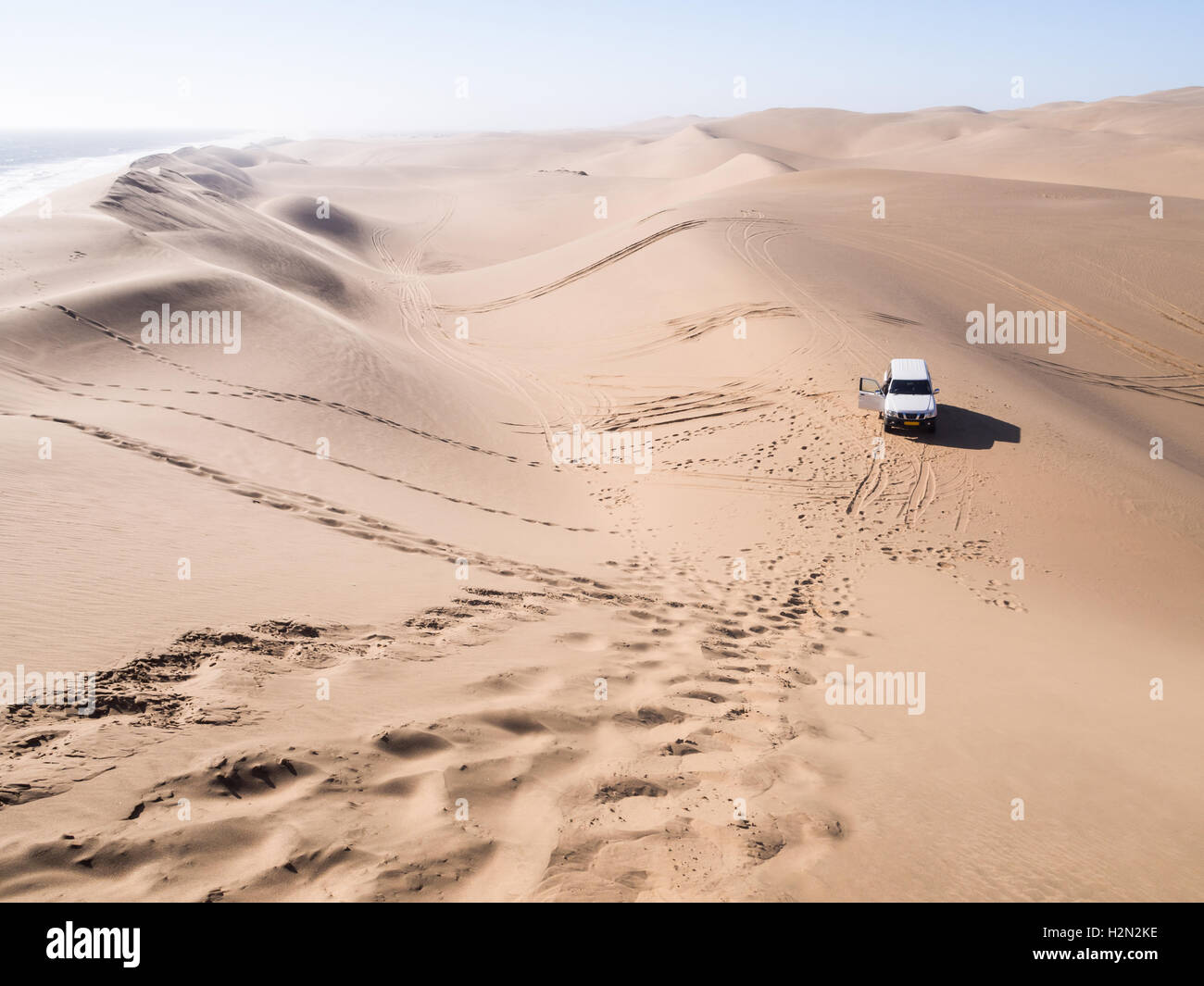 A quattro a quattro auto sulle dune del deserto del Namib in Sandwich Harbour, Namibia. Orientamento orizzontale, ampio angolo. Foto Stock