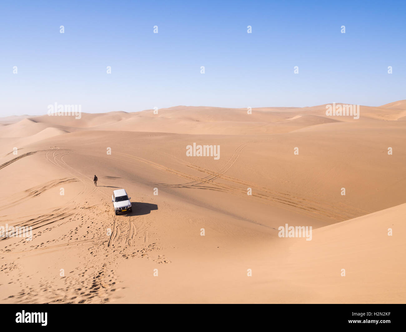 A quattro a quattro auto sulle dune del deserto del Namib in Sandwich Harbour, Namibia. Orientamento orizzontale, ampio angolo. Foto Stock