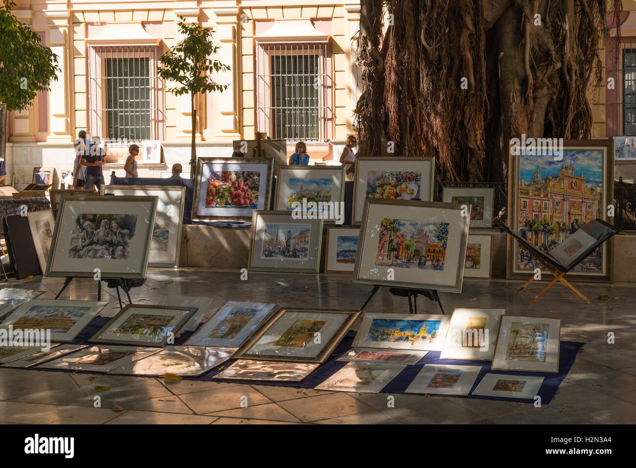 Mercato la vendita di oggetti d'arte, dipinti, fotografie, ventole, piastrelle decorative etc. Foto Stock