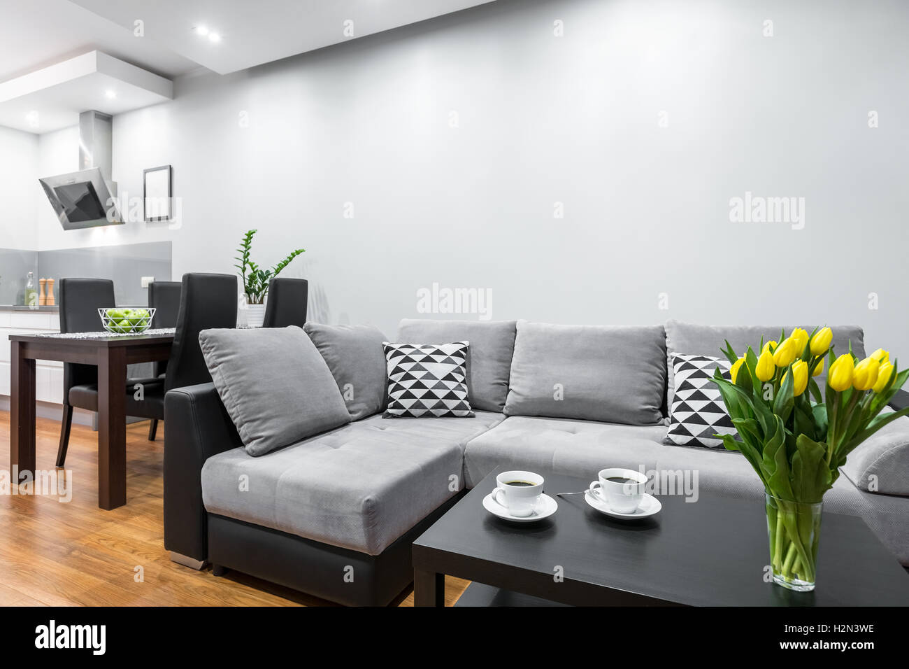 Nuovo design interno di casa con grande divano in legno set da pranzo e di una cucina aperta Foto Stock