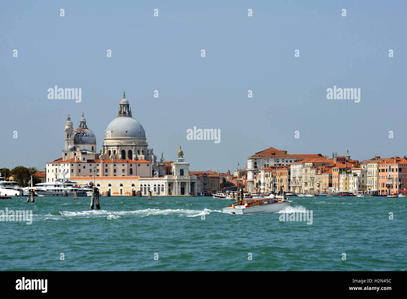 La Basilica di Santa Maria della Salute con la Punta della Dogana di Venezia in Italia. Foto Stock