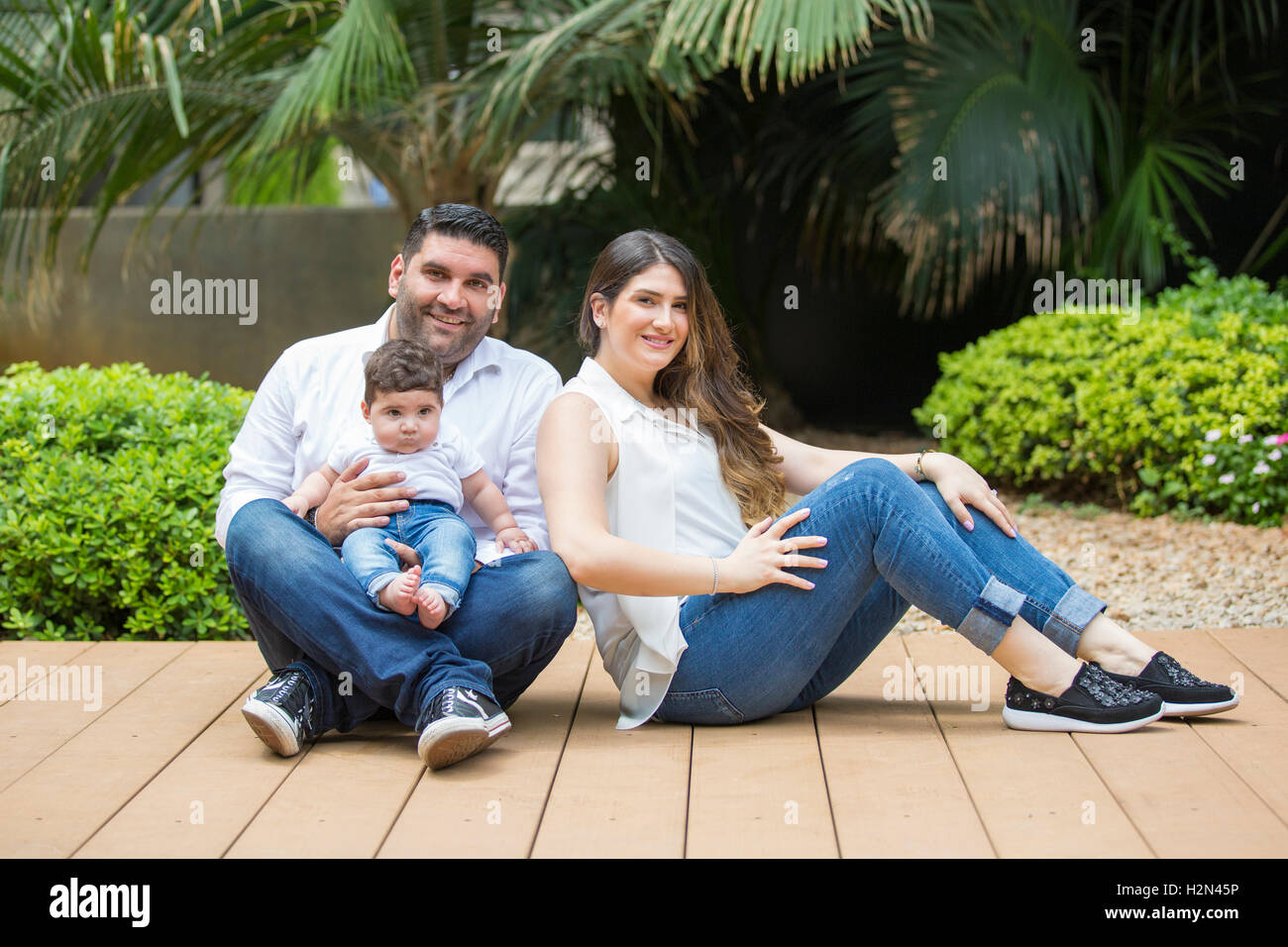 La famiglia felice all'aperto Foto Stock