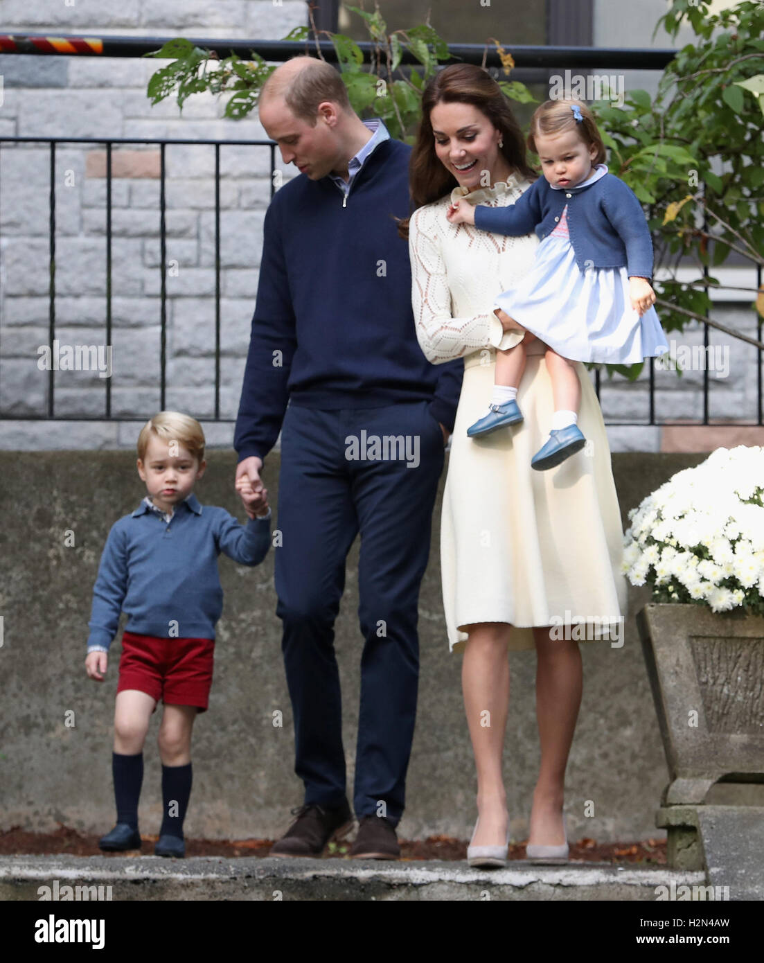 Il Duca e la Duchessa di Cambridge con i loro figli Prince George e la Principessa Charlotte arrivano a una festa di bambini per famiglie militari al Palazzo del Governo di Victoria durante il Royal Tour del Canada. Foto Stock