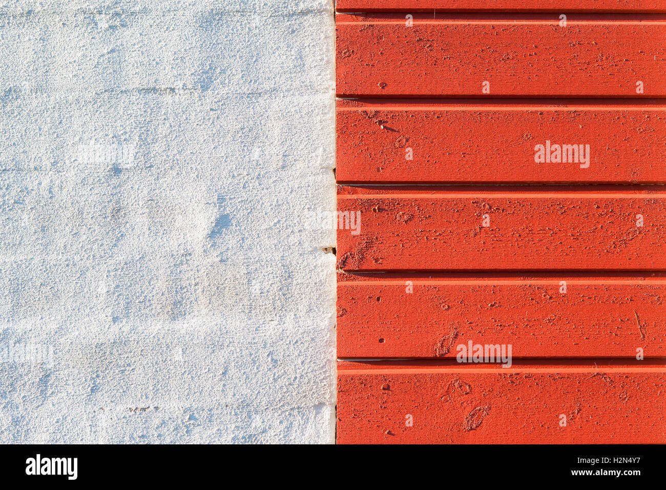 Pareti dipinte di rosso e texture di legno Foto Stock