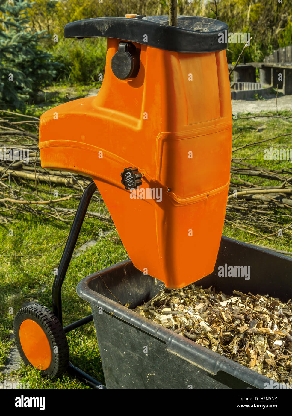 Elettrico trituratore legno con trucioli di legno usato per la pacciamatura  da giardino Foto stock - Alamy
