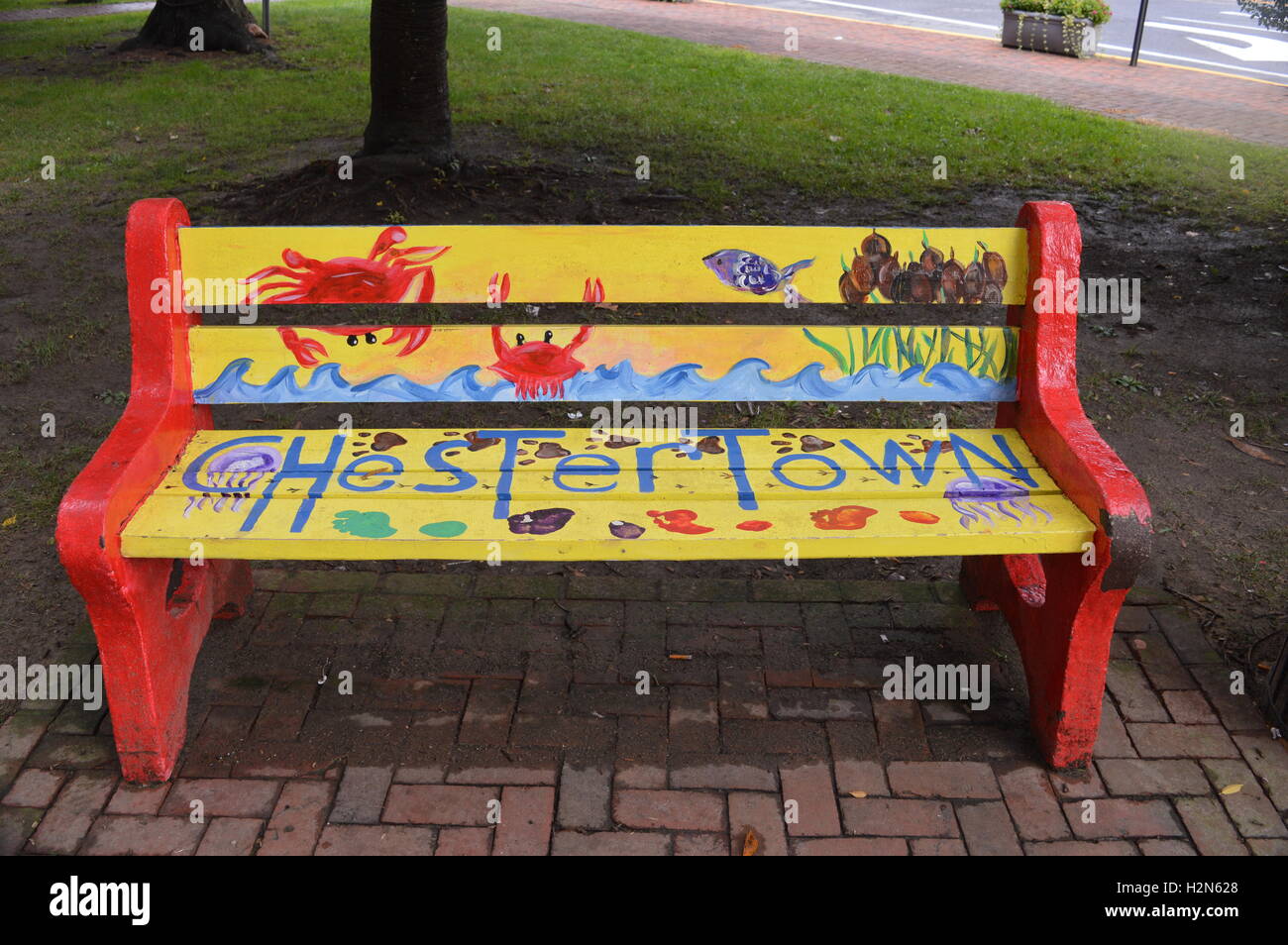 Decorate una panchina nel parco in parco Fontana, Chestertown, Kent County, Maryland, Stati Uniti d'America. Foto Stock