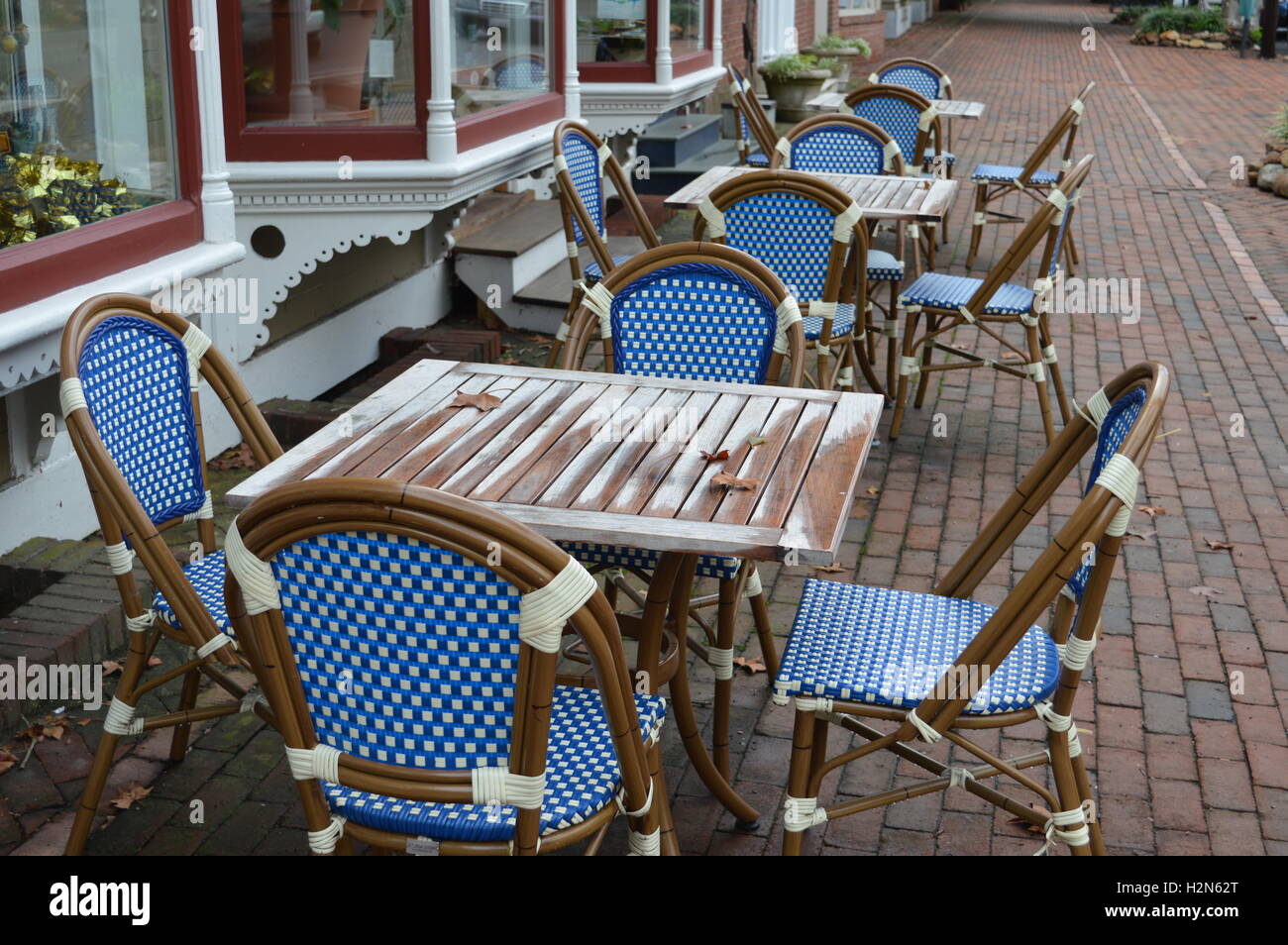 Un deserto cafè sul marciapiede in Chestertown Maryland con motivi geometrici univoci sedie blu. Foto Stock
