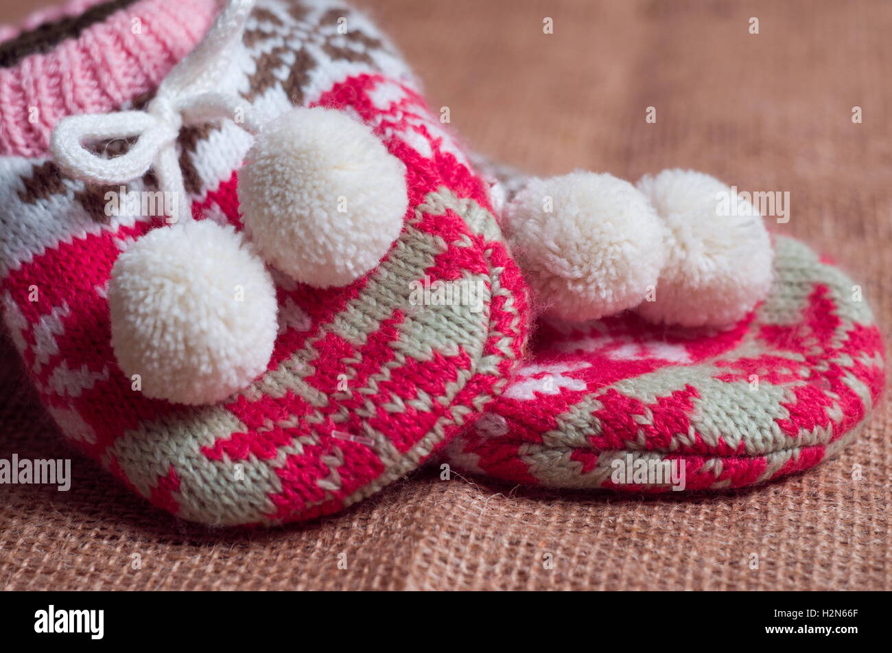 Caldo Natale calze su tavola Foto Stock