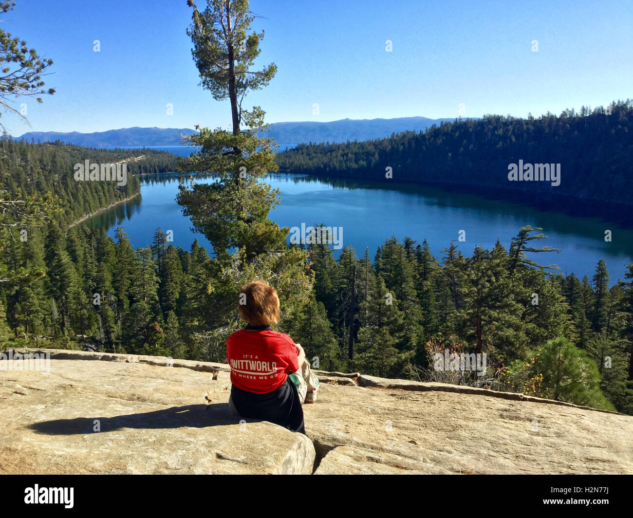 Un escursionista si gode della vista cascata sopra il lago vicino al lago Tahoe, California Foto Stock