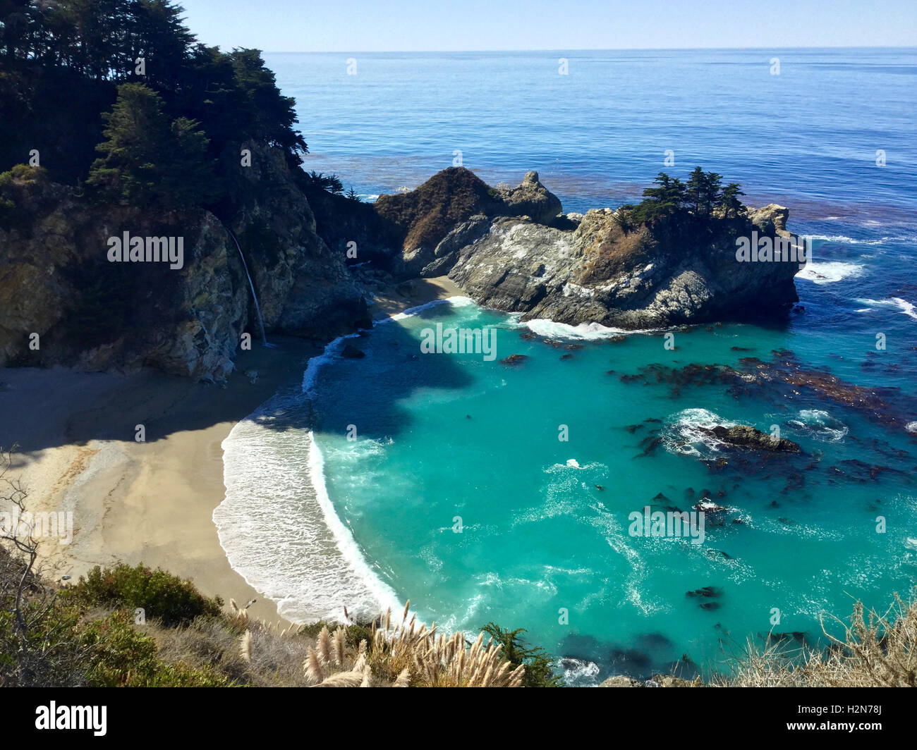 Cascata nell'oceano a Julia Pfeiffer Burns State Park, California Foto Stock
