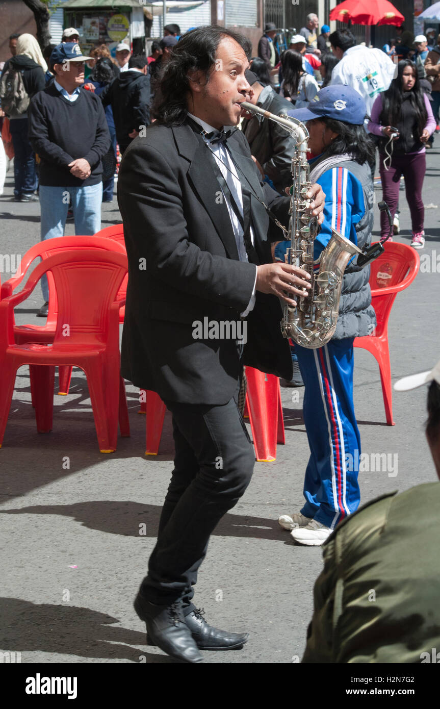 Musicista jazz effettuando in corrispondenza di pedoni" Giorno a La Paz, in Bolivia, con traffico di veicoli a motore vietato. Foto Stock
