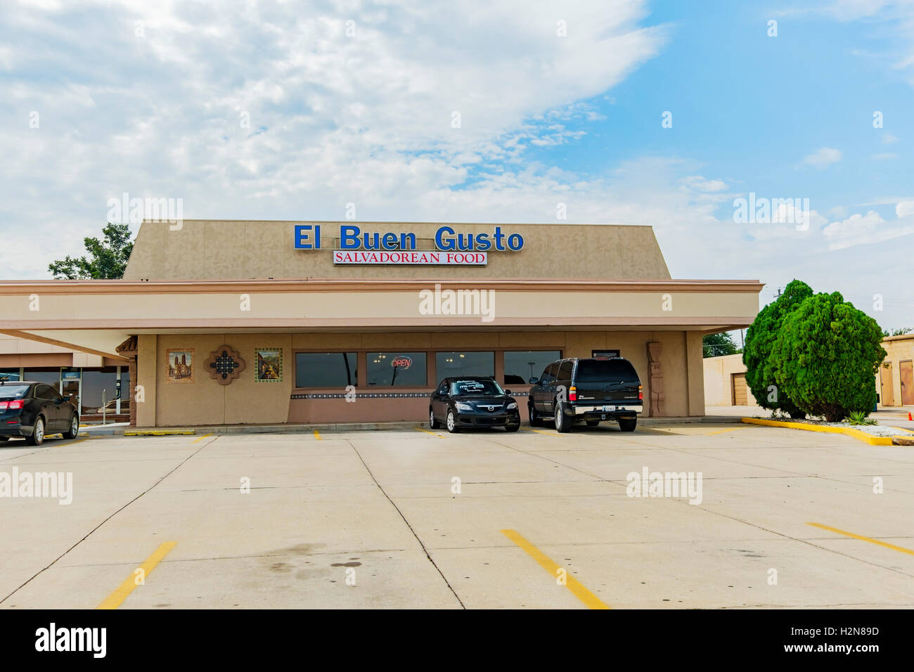 L'esterno di El Buen Gusto Ristorante Salvadorean 2116 SW 74th, Oklahoma City, Oklahoma, Stati Uniti d'America. Foto Stock