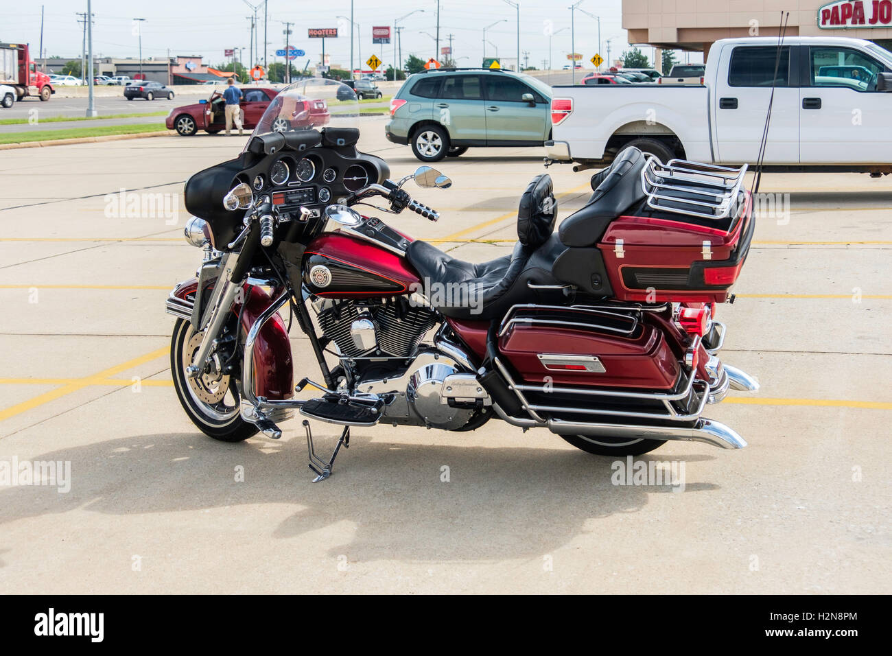 Un rosso intenso Harley Davidson Ultra Classic motociclo, parcheggiata. Oklahoma City, Oklahoma, Stati Uniti d'America. Foto Stock