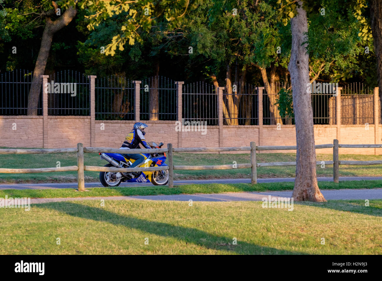 Un giovane corse Susuki motociclo su un giorno di estate in Oklahoma City, Oklahoma, Stati Uniti d'America. Foto Stock