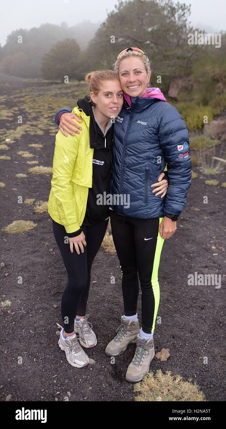 La Principessa Beatrice (sinistra) e Holly Branson dopo aver completato la Vergine si sforzano Challenge 2016, in cui i partecipanti hanno eseguito, camminava e ciclizzato per carità dal monte Cervino in Svizzera, tutti attraverso la lunghezza dell'Italia per l'isola di Sicilia. Foto Stock