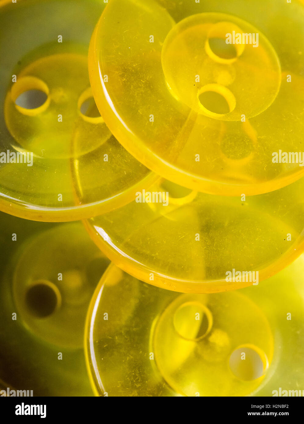 I pulsanti di colore giallo in rappresentanza di ago di cucitura e sarta Foto Stock