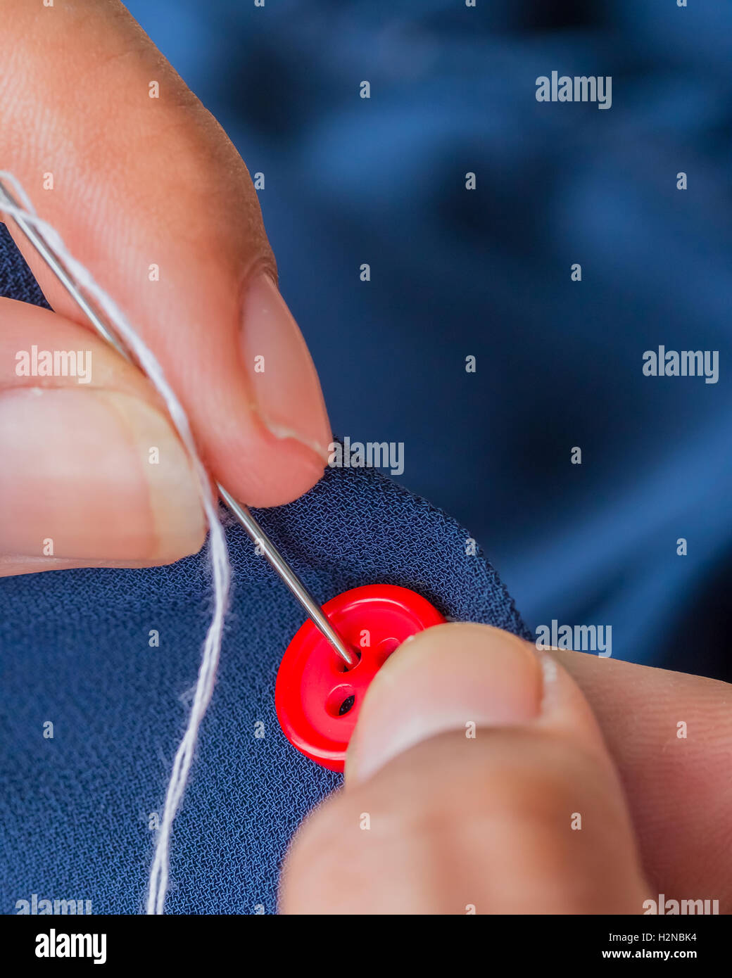 Pulsante cucitura sarta che rappresentano punti di sutura e indumento Foto Stock